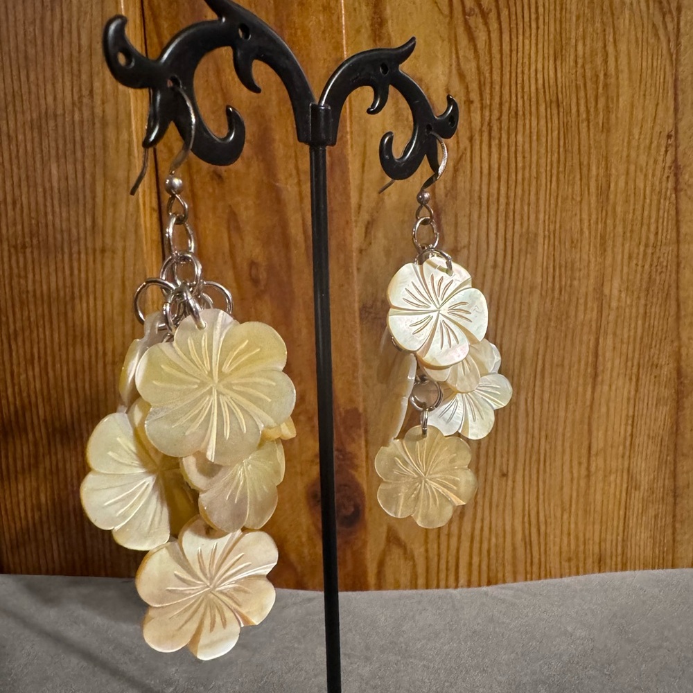 Statement Carved Shell Mother of Pearl Flower Dangle Earrings - Picture 5 of 5
